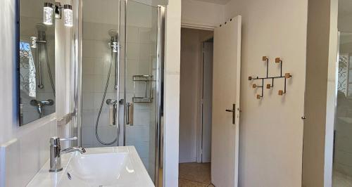 une salle de bain avec un lavabo et une douche dans l'établissement Villa Familiale Pied dans l'eau accès direct à la plage, à Cavalaire-sur-Mer