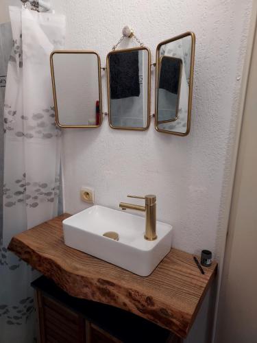 - un lavabo avec 3 miroirs sur un comptoir dans l'établissement Villa de la corniche, à Banyuls-sur-Mer