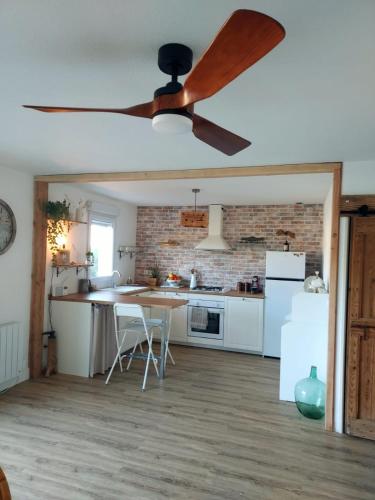 une cuisine avec une table et un ventilateur de plafond dans l'établissement Villa de la corniche, à Banyuls-sur-Mer
