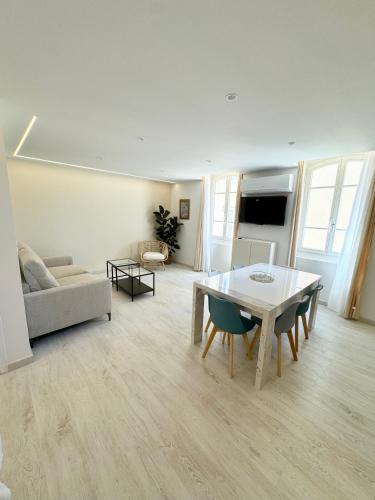 un salon avec une table et un canapé dans l'établissement Appartement T3 - Le Panier, à Marseille