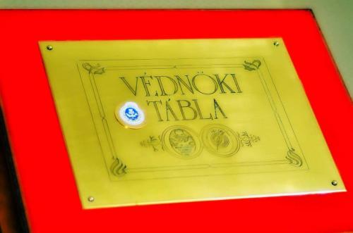 a yellow sign with the words welcome to tibahu at Kakukk Panzió in Nyírbátor