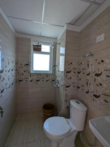 Un baño de Cozy 2BHK, 10 mins from Airport and 20 mins from Station