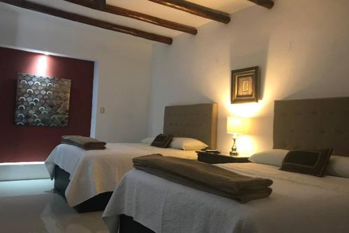 una habitación con dos camas en una habitación en Quinta Maderoo 5, en Parras de la Fuente