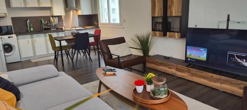 un salon avec un canapé et une table dans l'établissement A cozy bedroom in an apartment, à Villeurbanne