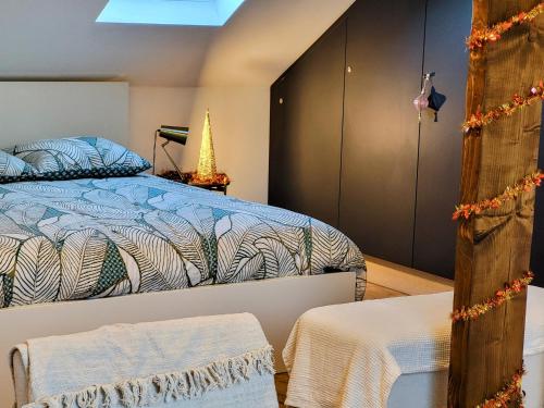 - une chambre avec un lit et deux tabourets dans l'établissement Loft chez l'habitant, à Reims