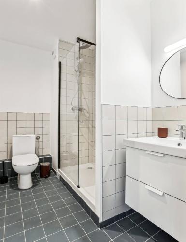 une salle de bain avec toilettes, douche et lavabo dans l'établissement Appartements Mairie de Pantin, à Pantin
