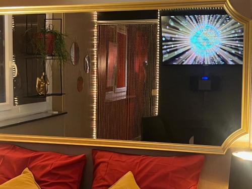 Cette chambre dispose d'un miroir et d'une télévision murale. dans l'établissement 50 Nuances de Parenthèses, à Nièvroz