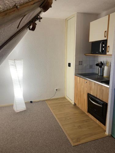 Cette chambre dispose d'une cuisine avec un comptoir. dans l'établissement Studio des Ô Gentianes - 7 Laux, à Le Haut-Breda