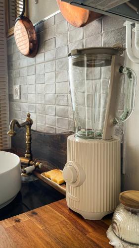 un mixeur installé au-dessus d'un comptoir de cuisine dans l'établissement La Blanchisserie, à Mazé