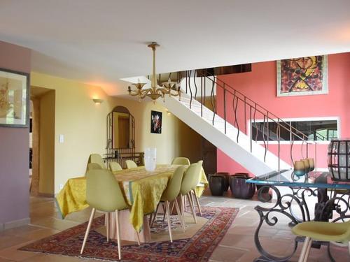 Photo de la galerie de l'établissement Maison de charme en pierre au cœur de Molères avec piscine chauffée - FR-1-824-16, à Molières