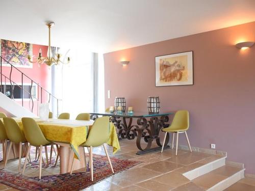 Photo de la galerie de l'établissement Maison de charme en pierre au cœur de Molères avec piscine chauffée - FR-1-824-16, à Molières