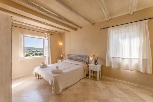 a bedroom with a large bed and a window at Relaxing BaiaDeBahas 2BedApt T6 sleeps 6 persons in Marinella