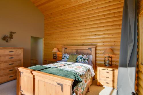 Ένα ή περισσότερα κρεβάτια σε δωμάτιο στο Fairplay Cabin with Mountain Views!
