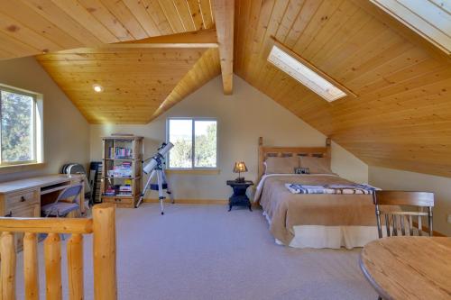 Katil atau katil-katil dalam bilik di Fairplay Cabin with Mountain Views!