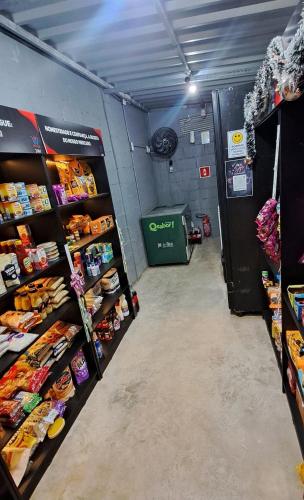Pasar raya atau kedai lain di apartmen atau berdekatan