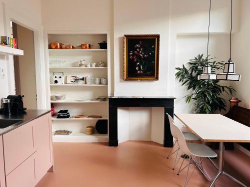 Η κουζίνα ή μικρή κουζίνα στο In de Pastorie Utrecht - Old rectory, just steps away from the city center