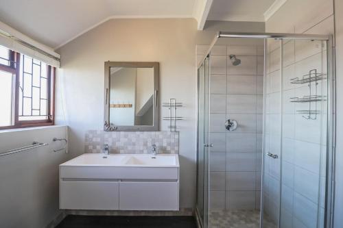 Un baño de Hephzibah Home
