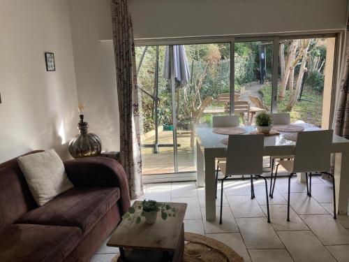 un salon avec un canapé et une table dans l'établissement Maison avec vue sur Paris et la Tour Eiffel, à Champigny-sur-Marne