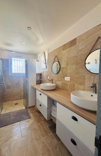 une salle de bain avec deux lavabos et une douche dans l'établissement Maison moderne avec piscine, à Sanary-sur-Mer