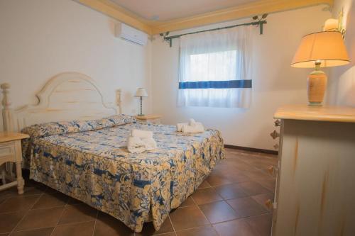 Un dormitorio con una cama con dos toallas encima. en Beautiful Giardino Degli Oleandri-1BedApt B4 Prem, en Liscia di Vacca