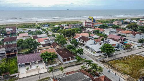 an aerial view of a city and the beach at Memora Guesthouse Pontal do Paraná - Casa inteira ou Quartos a duas quadras da praia e próxima a Ilha do Mel in Pontal do Paraná
