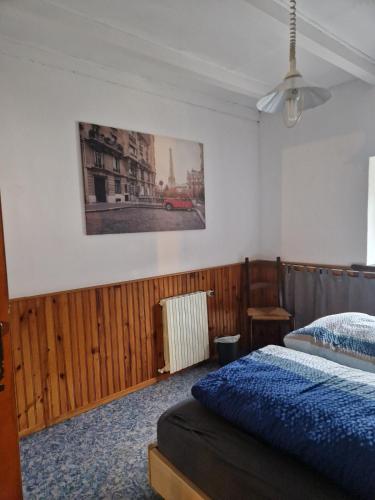une chambre avec un lit et un tableau au mur dans l'établissement Chevaux au Soleil, à Fresse