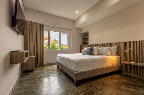 a bedroom with a bed and a window at Apartamento De La Cruz Con Rooftop By SoHo in Cartagena de Indias