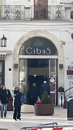 a clius store front with people standing outside of it at Rooms Gli Arcangeli - Affitti Brevi Italia in Monte SantʼAngelo