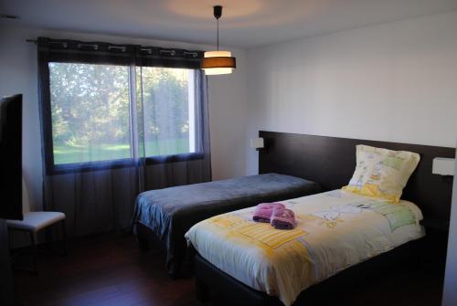 une petite chambre avec un lit et une fenêtre dans l'établissement Villa La Bertine Haute, à Saillac