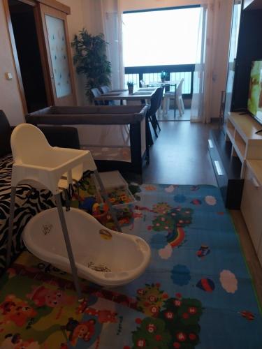 a living room with a chair and a rug at Playa apartamento in Torrevieja