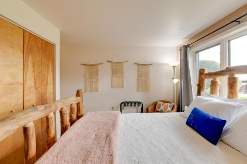Ένα ή περισσότερα κρεβάτια σε δωμάτιο στο Juneau Apartment - Walk to Hiking and Breweries