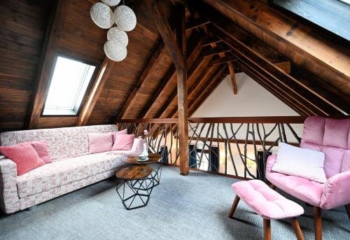 a living room with a couch and two chairs at Pension Kleiner König in Struppen-Siedlung