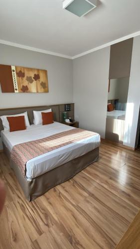 Ένα ή περισσότερα κρεβάτια σε δωμάτιο στο Class Hotel Alfenas