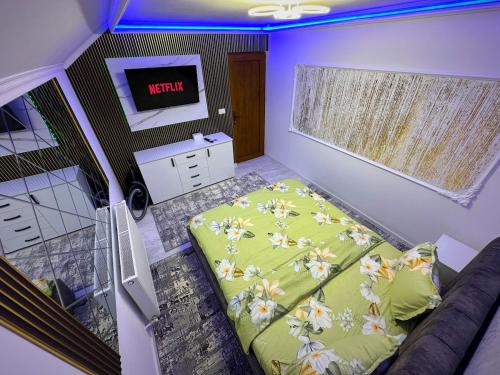 a small bedroom with a bed and a television at Apartament cu 2 Dormitoare de lux situat in complex ApartHotel Botosani 4 in Botoşani