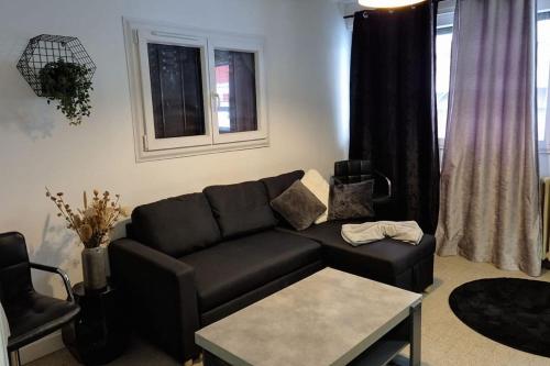 un salon avec un canapé et une table dans l'établissement Charming T2 of 44 m2 near the Annecy train station, à Annecy