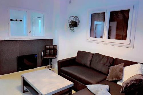 un salon avec un canapé et une table dans l'établissement Charming T2 of 44 m2 near the Annecy train station, à Annecy