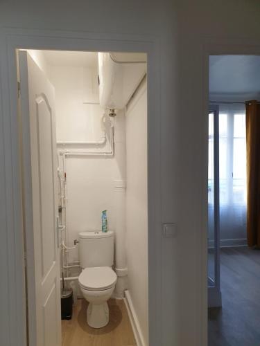 a bathroom with a white toilet and pipes at Double-studio 4p Calme 100m métro idéal Séjour Maison examens in Cachan