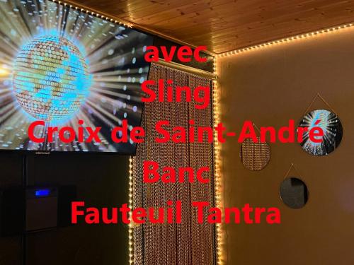 Signe qui chante la santinia nue centric tanta dans l'établissement 50 Nuances de Parenthèses, à Nièvroz