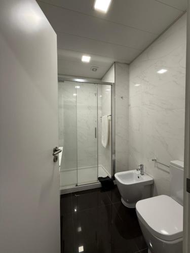 une salle de bains avec douche, toilettes et lavabo dans l'établissement Gold Center Funchal 103, à Funchal