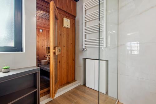 Penthouse Sauna & Jacuzzi in Glyfada