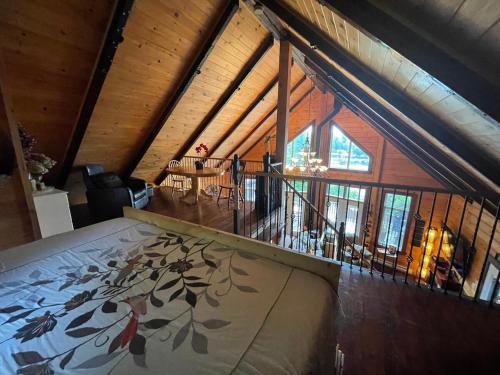 Un ou plusieurs lits dans un hébergement de l'établissement Joy's Chalet - Hottub, Lake, & Cottage