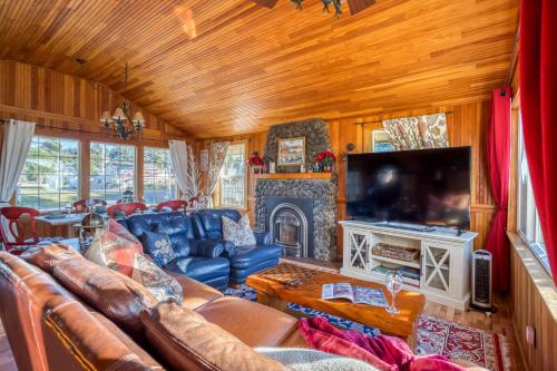 a living room with leather furniture and a tv at The Captains Place in Lincoln City