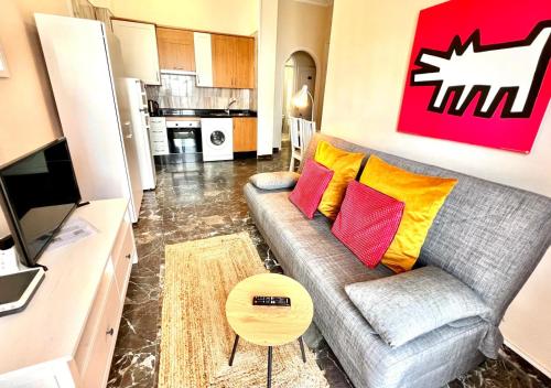 ein Wohnzimmer mit Sofa und Tisch in der Unterkunft Apartamento incleibles vistas al océano y piscina. in Acantilado de los Gigantes