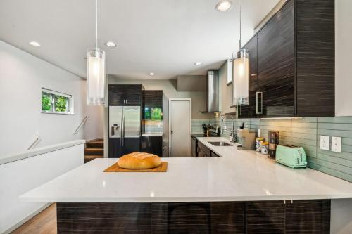Dapur atau dapur kecil di Central 3-Story with Private Balcony