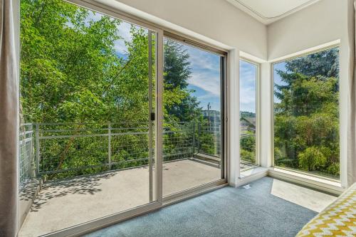 Balkoni atau teres di Central 3-Story with Private Balcony