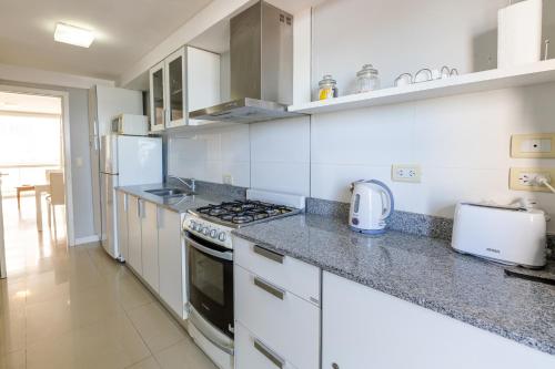 Una cocina o cocineta en DeptosVip - Gascón