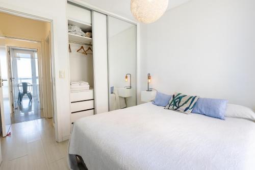 Una cama o camas en una habitación de DeptosVip - Gascón