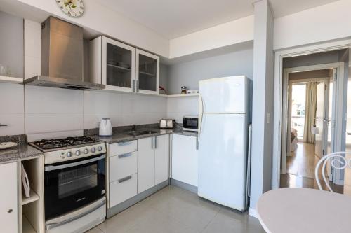 Una cocina o cocineta en DeptosVip - Gascón