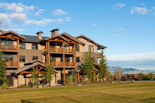 Φωτογραφία από το άλμπουμ του Palisades Lodge Suite 207 σε Victor
