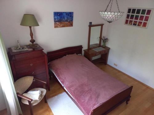 une chambre avec un lit, une commode et un miroir dans l'établissement Cichy i przyjemny pokój na Muranowie, à Varsovie